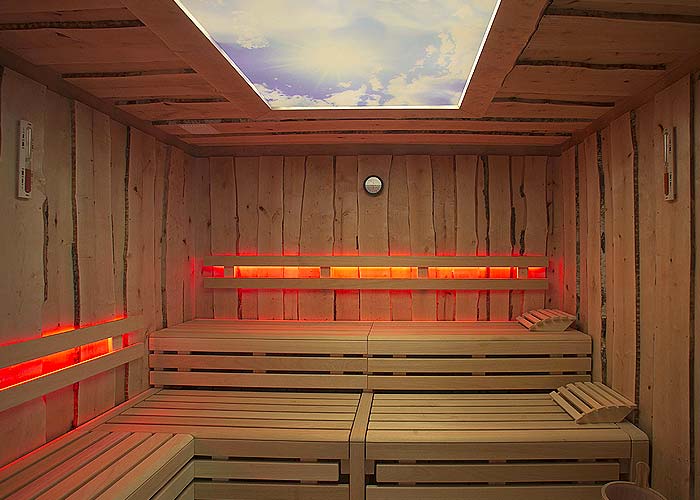 Kelo Sauna mit Himmel Beleuchtung